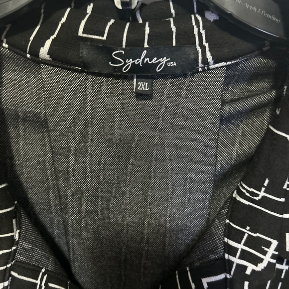 Black and White Geometric Sleeveless Dress - Picture 2 of 4